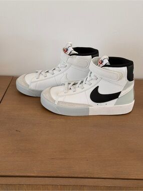 Nike Kids White and Black High-Top Blazers Sneakers. New